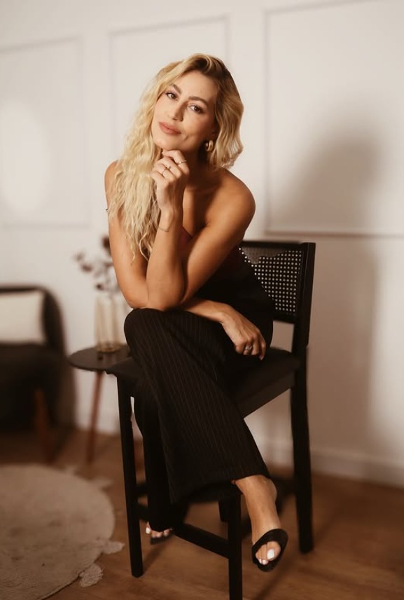 Bárbara Thaís aplicando maquiagem